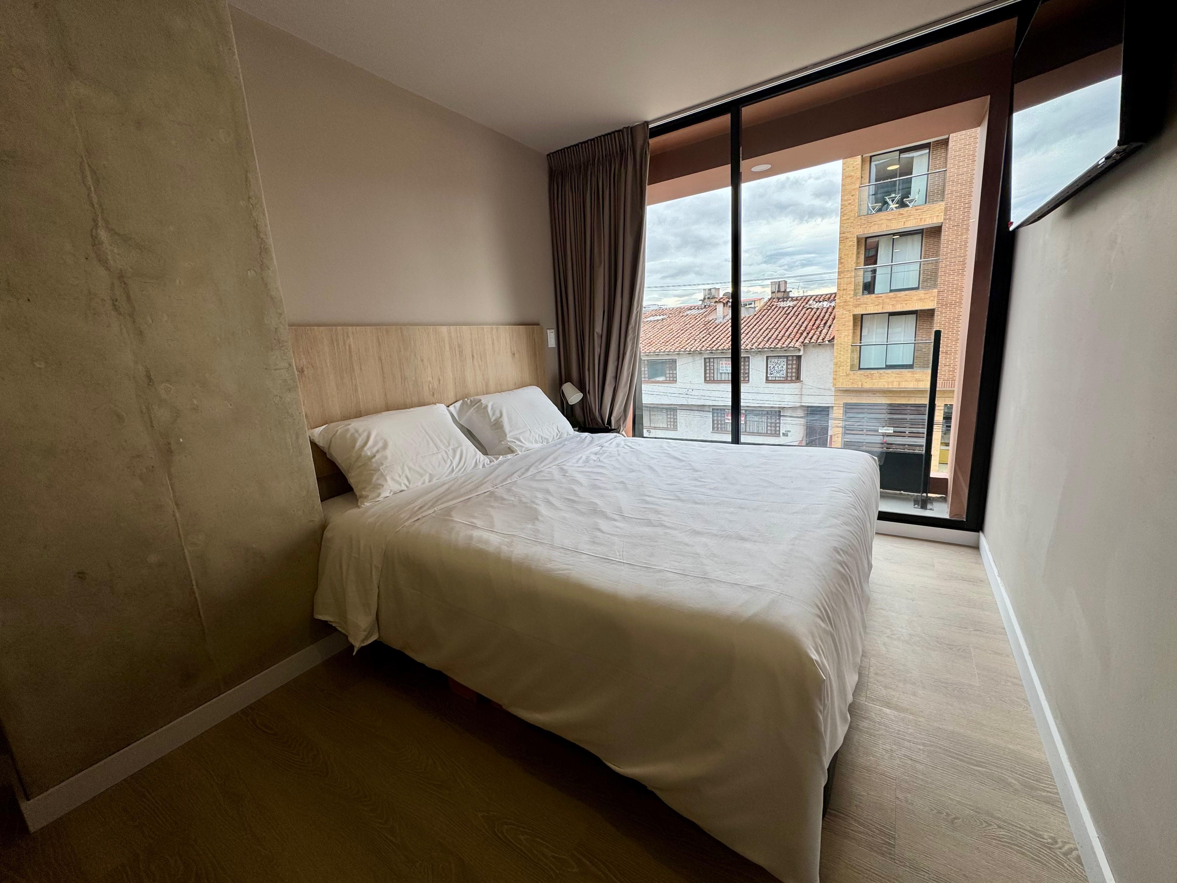 Habitación principal con cama Queen en Flat119 Usaquén