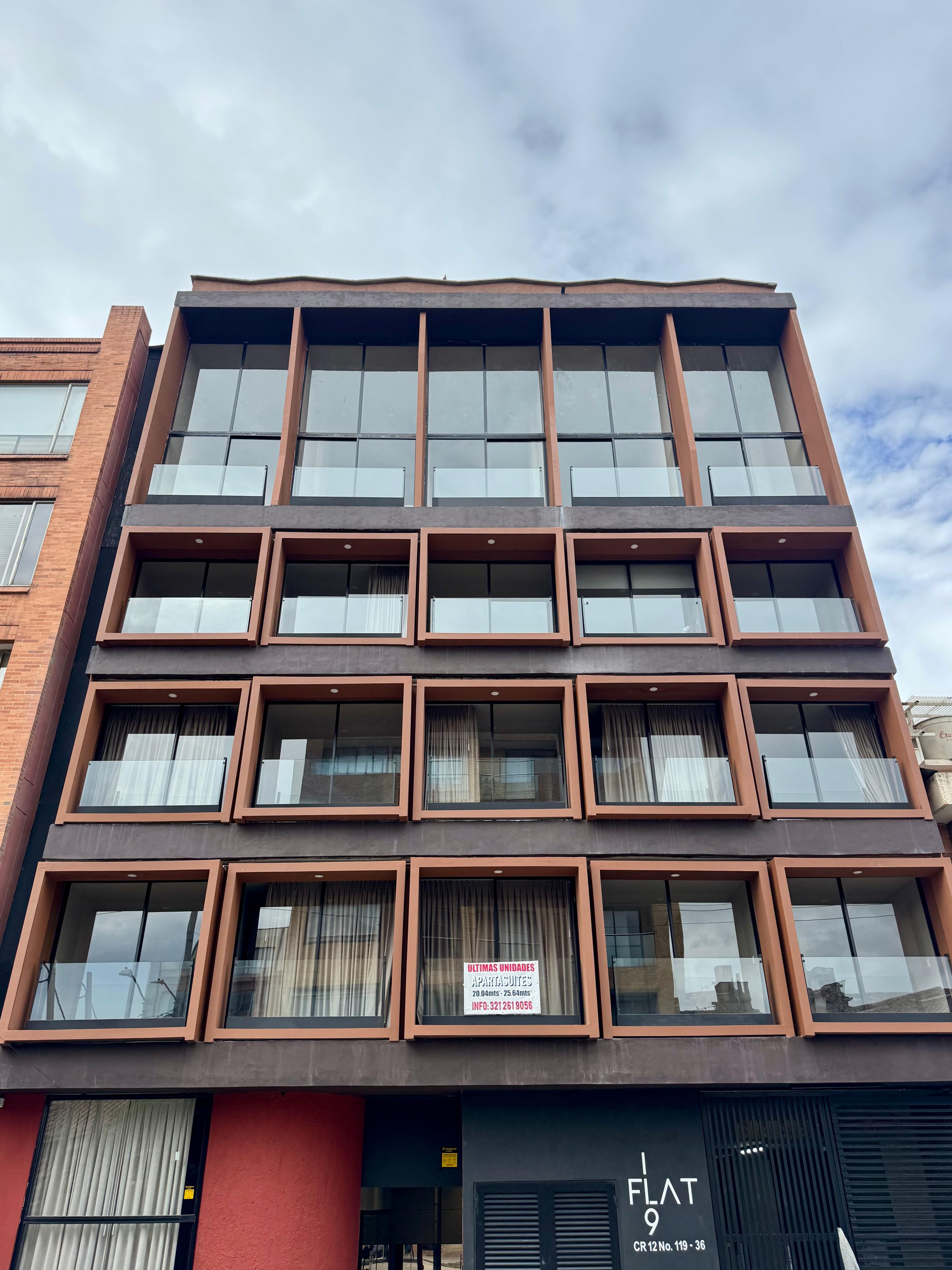 Pasillos iluminados y modernos en Flat119