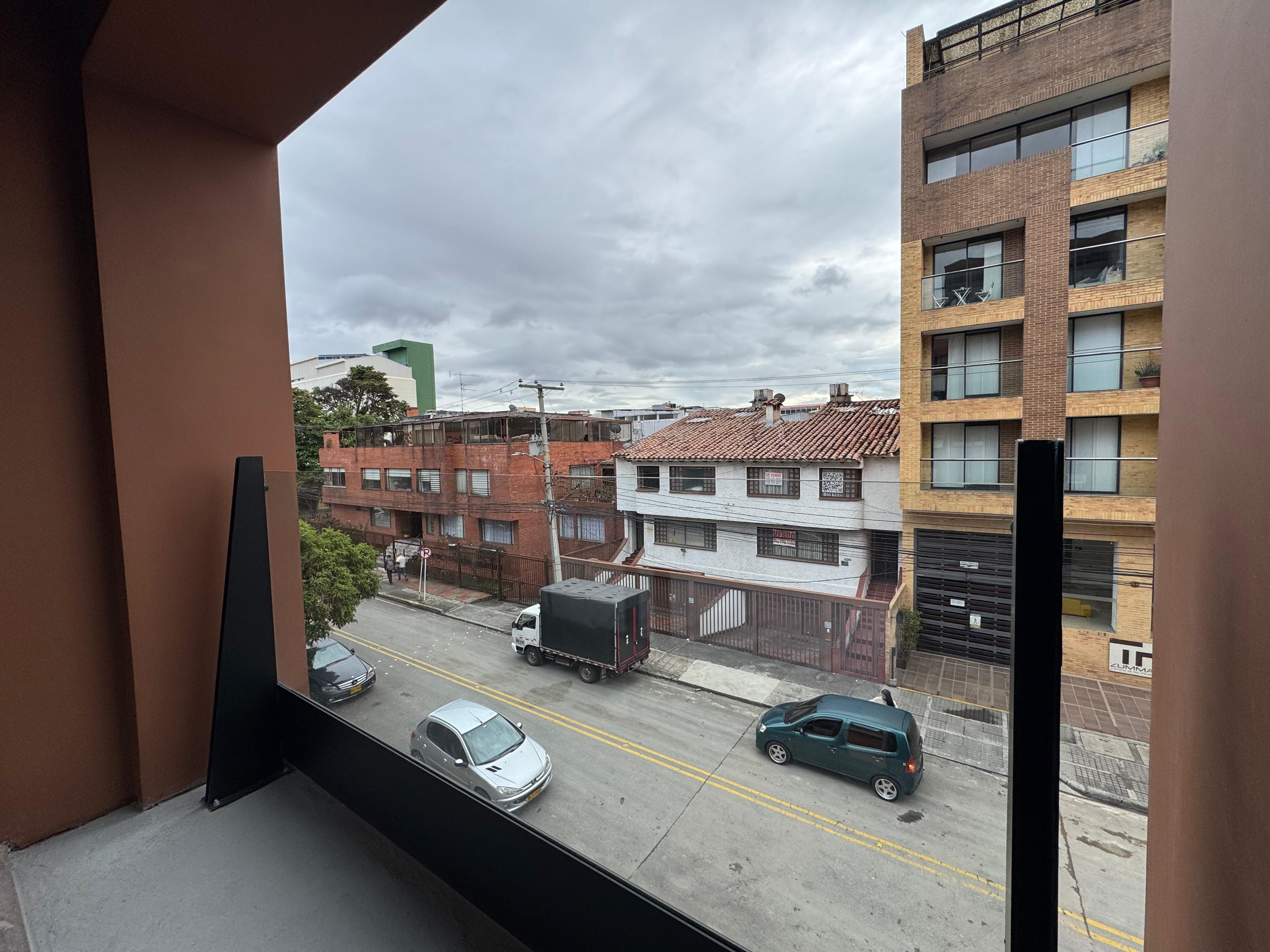 Vista urbana desde balcón de apartamento Flat119 en Usaquén